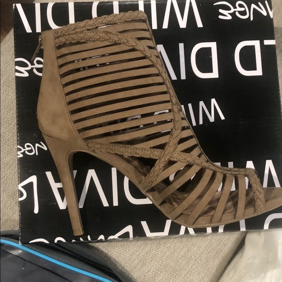 Size 7.5 new with box - Picture 3 of 4